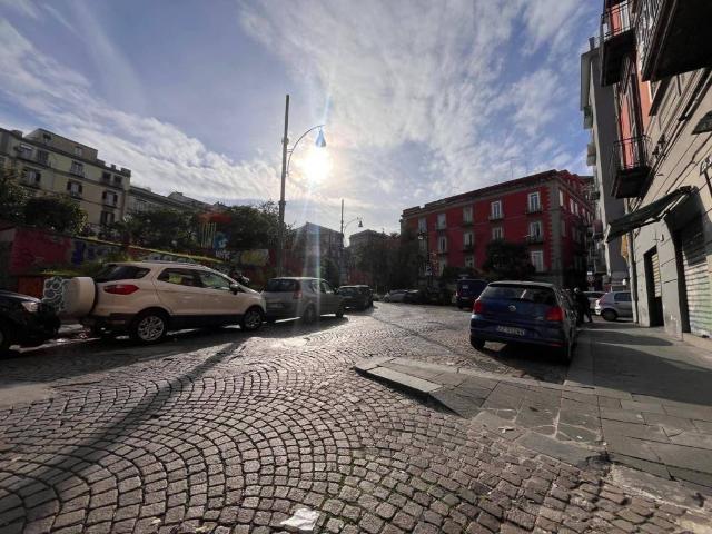 Locale Commerciale in vendita a Municipalità 4, Campania