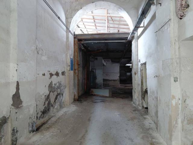 Locale Commerciale in vendita a Municipalità 4, Campania