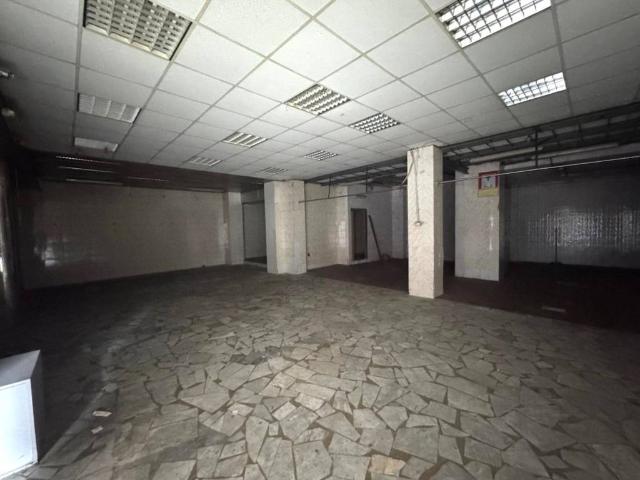 Locale Commerciale in vendita a Municipalità 3, Campania