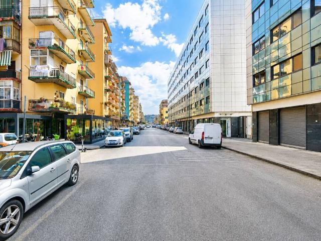 Locale Commerciale in vendita a Municipalità 10, Campania