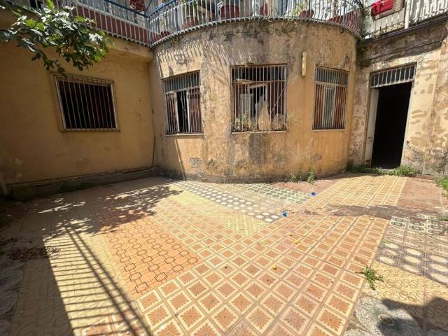 Locale Commerciale in vendita a Municipalità 7, Napola