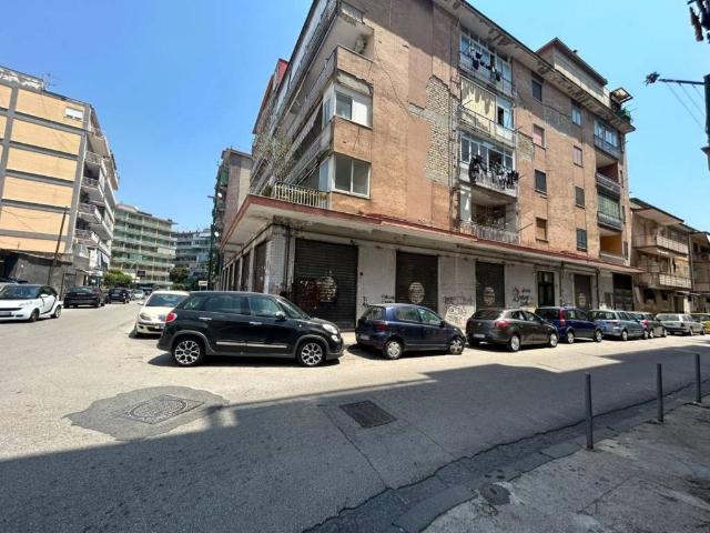 Locale Commerciale in vendita a Municipalità 7, San Pietro A Patierno