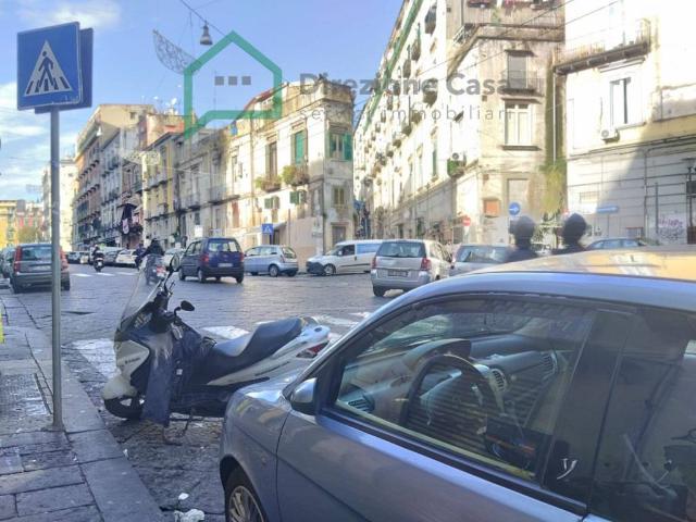 Locale Commerciale in vendita a Municipalità 4, Campania