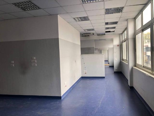 Locale Commerciale in vendita a Municipalità 4, Campania