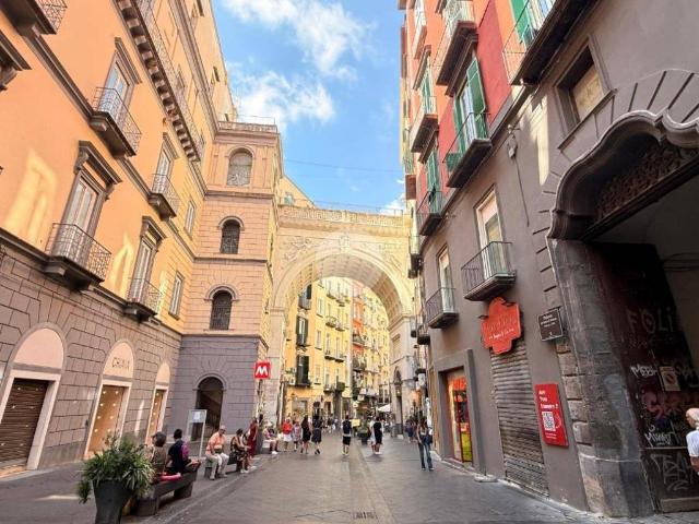 Locale Commerciale in vendita a Municipalità 1, Campania
