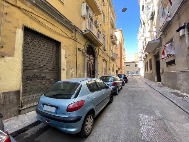 Locale Commerciale in vendita a Municipalità 4, Campania