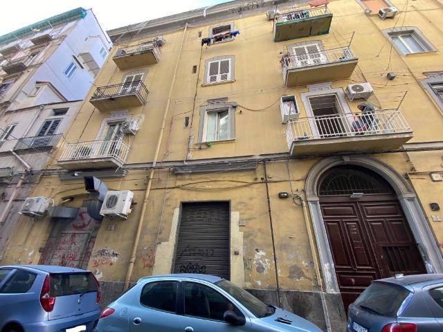 Locale Commerciale in vendita a Municipalità 4, Campania