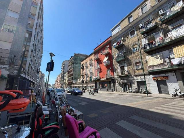 Locale Commerciale in vendita a Municipalità 3, Campania