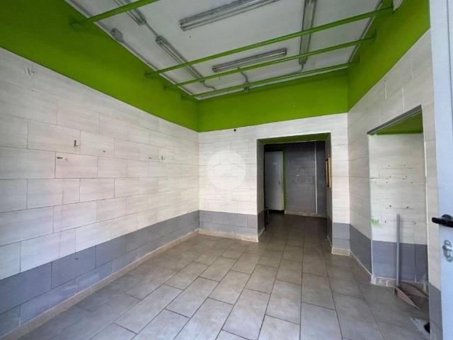 Locale Commerciale in vendita a Municipalità 3, Campania