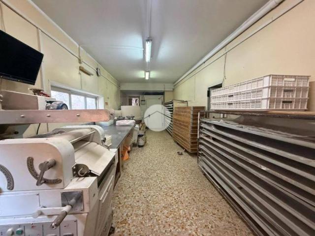 Locale Commerciale in vendita a Municipalità 4, Campania