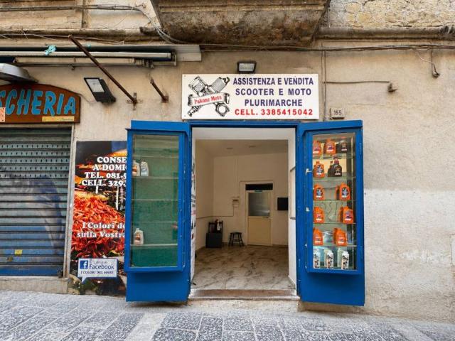Locale Commerciale in vendita a Municipalità 2, Campania