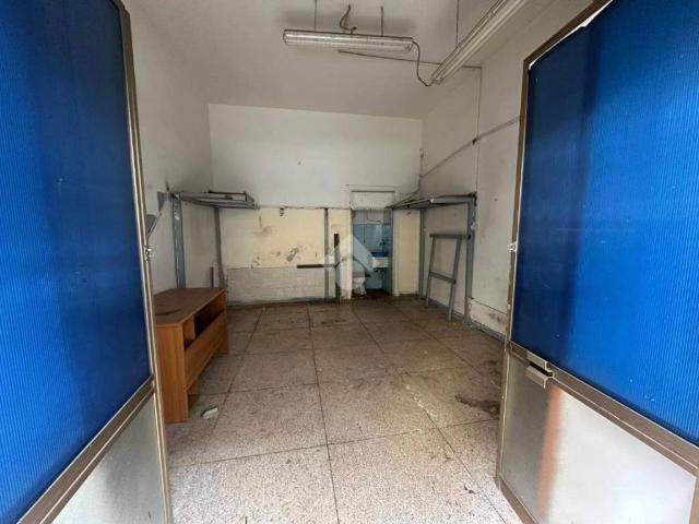 Locale Commerciale in vendita a Municipalità 7, Campania