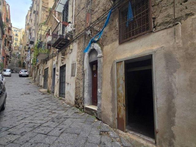 Locale Commerciale in vendita a Municipalità 1, Campania