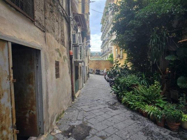 Locale Commerciale in vendita a Municipalità 1, Campania