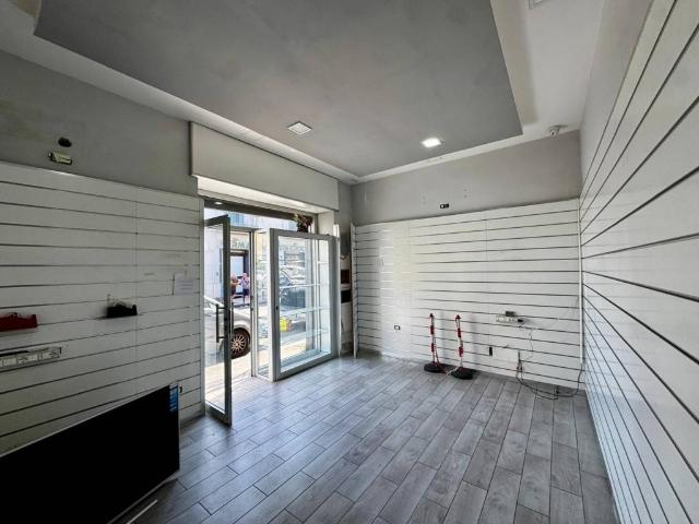 Locale Commerciale in vendita a Municipalità 6, Campania