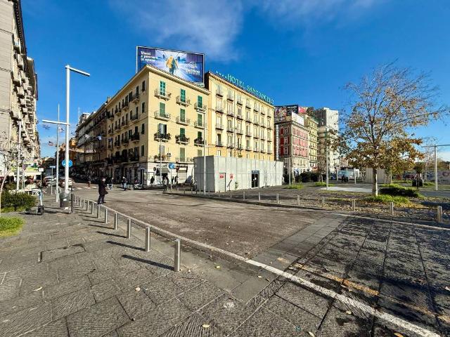 Locale Commerciale in vendita a Municipalità 4, Campania