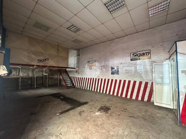 Locale Commerciale in vendita a Municipalità 3, Campania