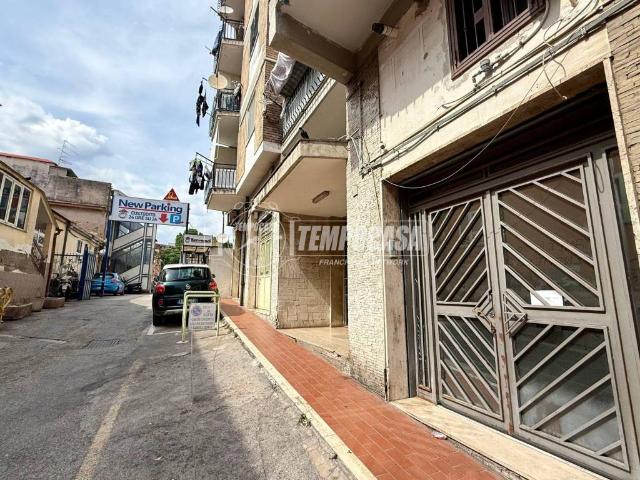 Locale Commerciale in vendita a Municipalità 4, Campania