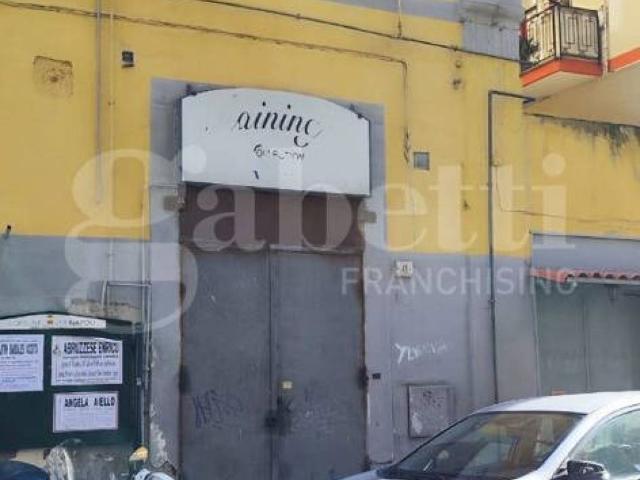 Locale Commerciale in vendita a Municipalità 4, Campania