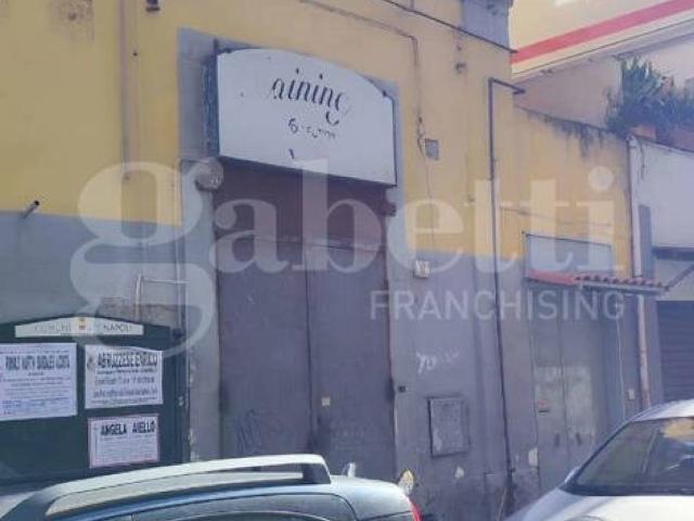 Locale Commerciale in vendita a Municipalità 4, Campania