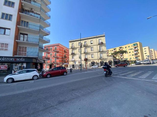 Locale Commerciale in vendita a Municipalità 10, Campania