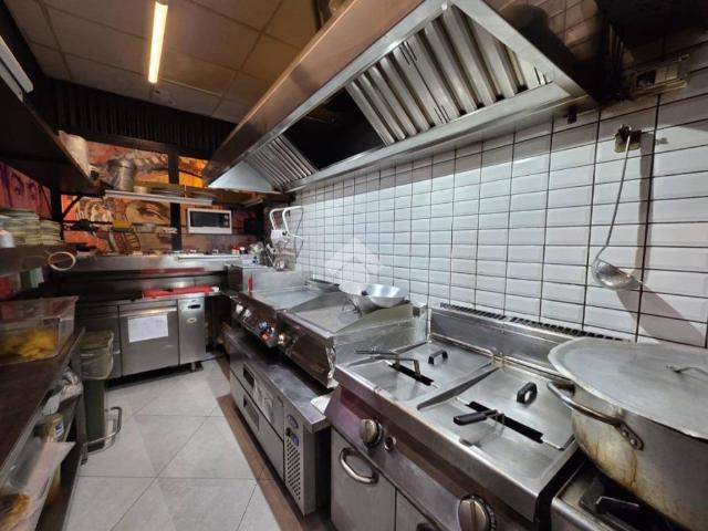 Locale Commerciale in vendita a Municipalità 10, Campania