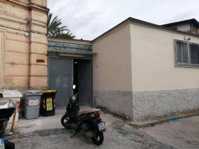 Locale Commerciale in vendita a Municipalità 3, Campania