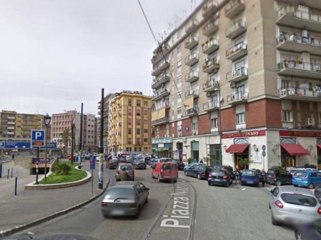 Locale Commerciale in vendita a Municipalità 4, Campania