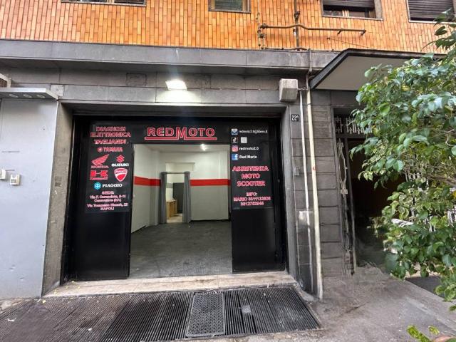 Locale Commerciale in vendita a Municipalità 4, Campania