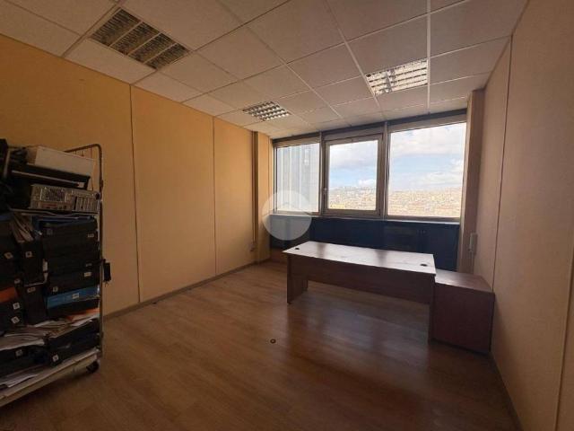 Locale Commerciale in vendita a Municipalità 4, Campania