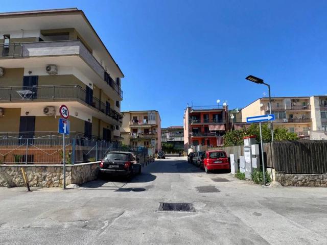 Locale Commerciale in vendita a Astroni, Pianura