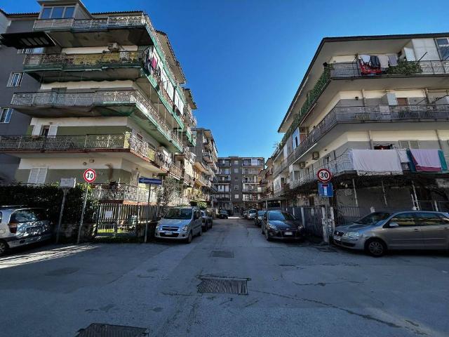 Locale Commerciale in vendita a Astroni, Pianura