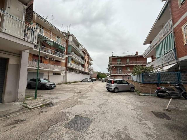 Locale Commerciale in vendita a Capodimonte, Napoli