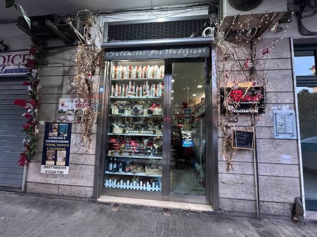 Locale Commerciale in vendita a Municipalità 5, Campania