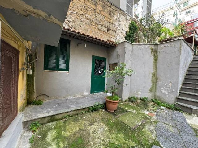 Locale Commerciale in vendita a Municipalità 1, Campania