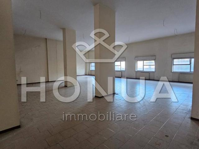 Locale Commerciale in vendita a Municipalità 9, Campania