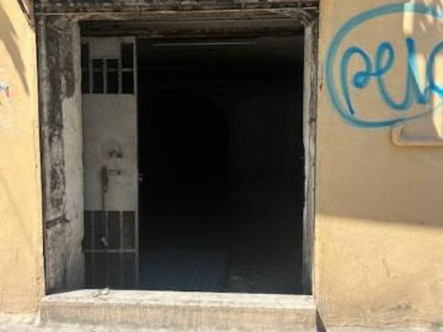 Locale Commerciale in vendita a Municipalità 3, Campania