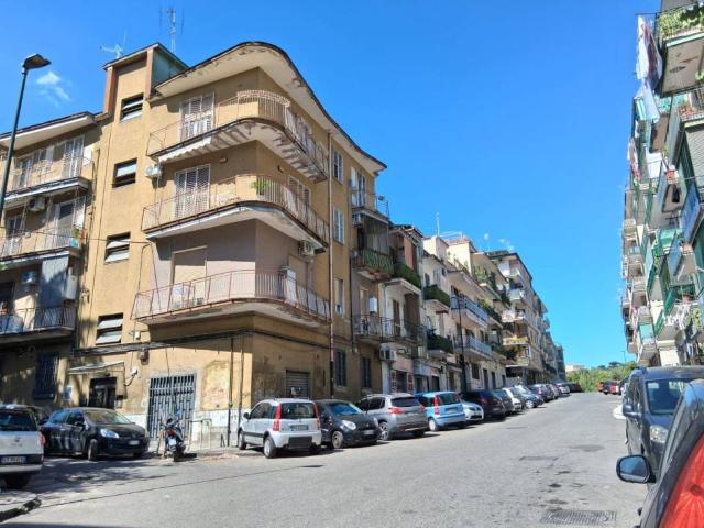 Locale Commerciale in vendita a Municipalità 3, Campania