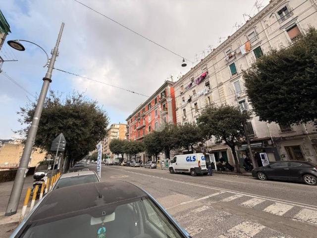 Locale Commerciale in vendita a Municipalità 3, Campania