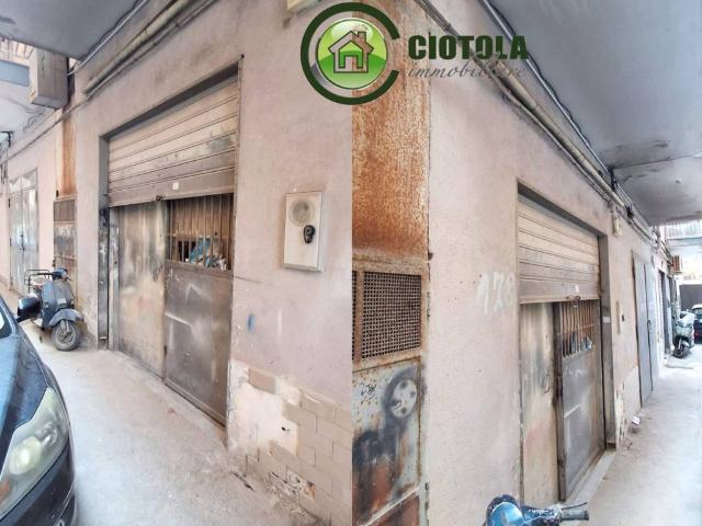 Locale Commerciale in vendita a Astroni, Pianura