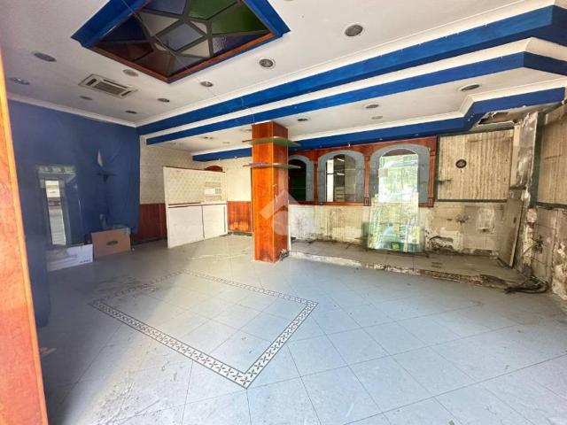 Locale Commerciale in vendita a Municipalità 7, Campania