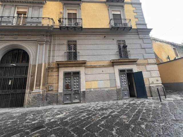 Locale Commerciale in vendita a Municipalità 3, Campania
