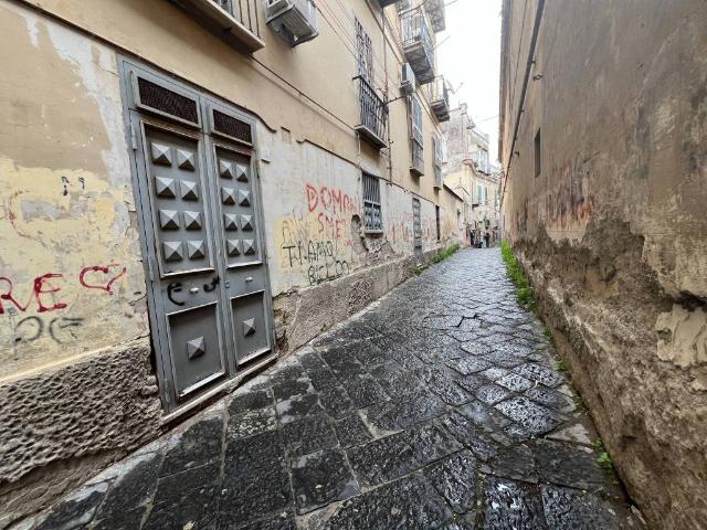 Locale Commerciale in vendita a Municipalità 3, Campania