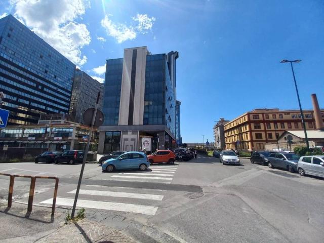 Locale Commerciale in vendita a Municipalità 4, Campania