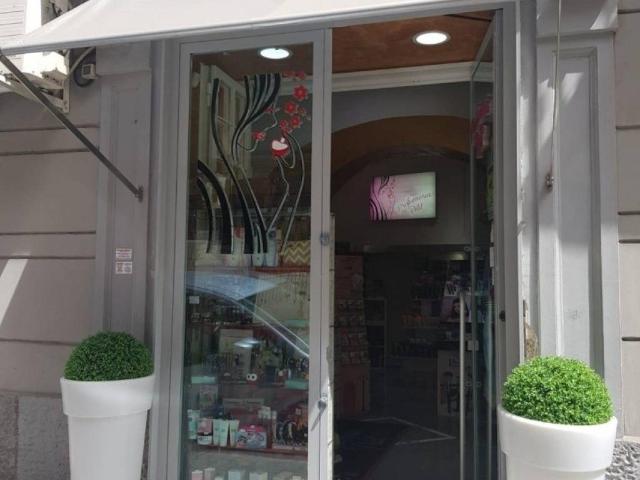 Locale Commerciale in vendita a Municipalità 1, Campania