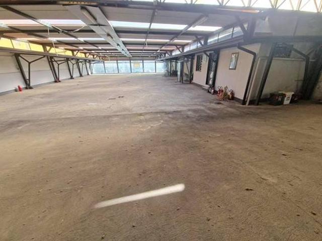 Locale Commerciale in vendita a Municipalità 7, San Pietro A Patierno