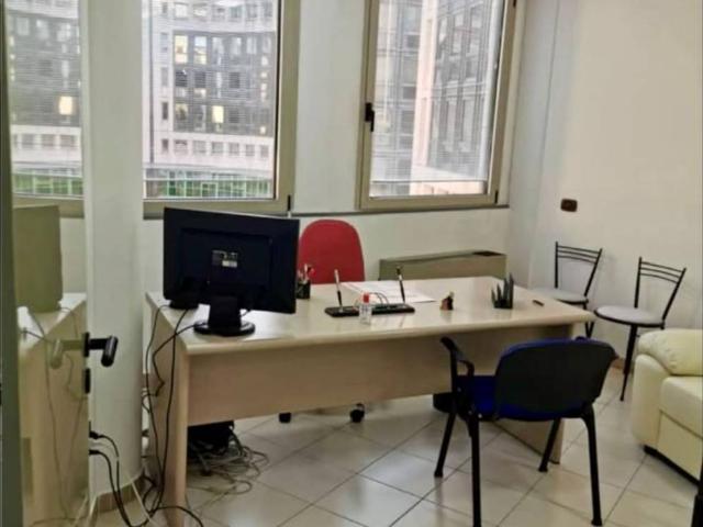 Locale Commerciale in vendita a Municipalità 4, Campania