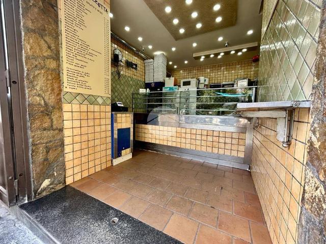 Locale Commerciale in vendita a Municipalità 3, Campania