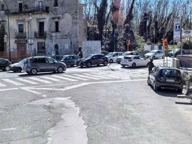 Locale Commerciale in vendita a Paratina, Campania