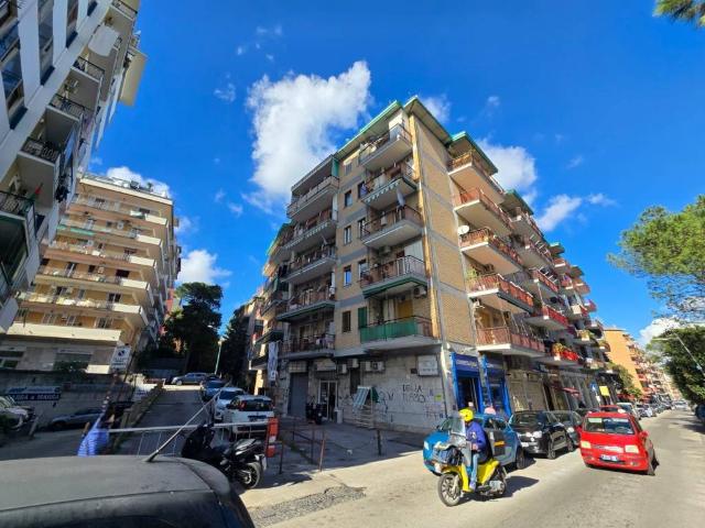 Locale Commerciale in vendita a Municipalità 3, Campania
